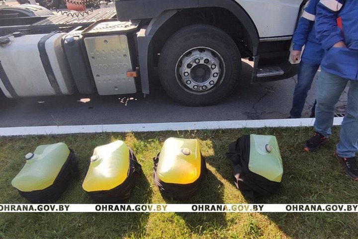 В Беларуси водитель грузовика спрятал канистры с дизтопливом в кабине, но попался на глаза милиции